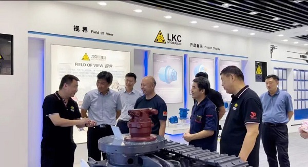 青島德州老鄉(xiāng)會宮兆東秘書長、禹城市在青流動黨員黨總支籌建負責人劉建民一行7人蒞臨公司參觀調研3.jpg 青島德州老鄉(xiāng)會宮兆東秘書長、禹城市在青流動黨員黨總支籌建負責人劉建民一行7人蒞臨公司參觀調研3.jpg